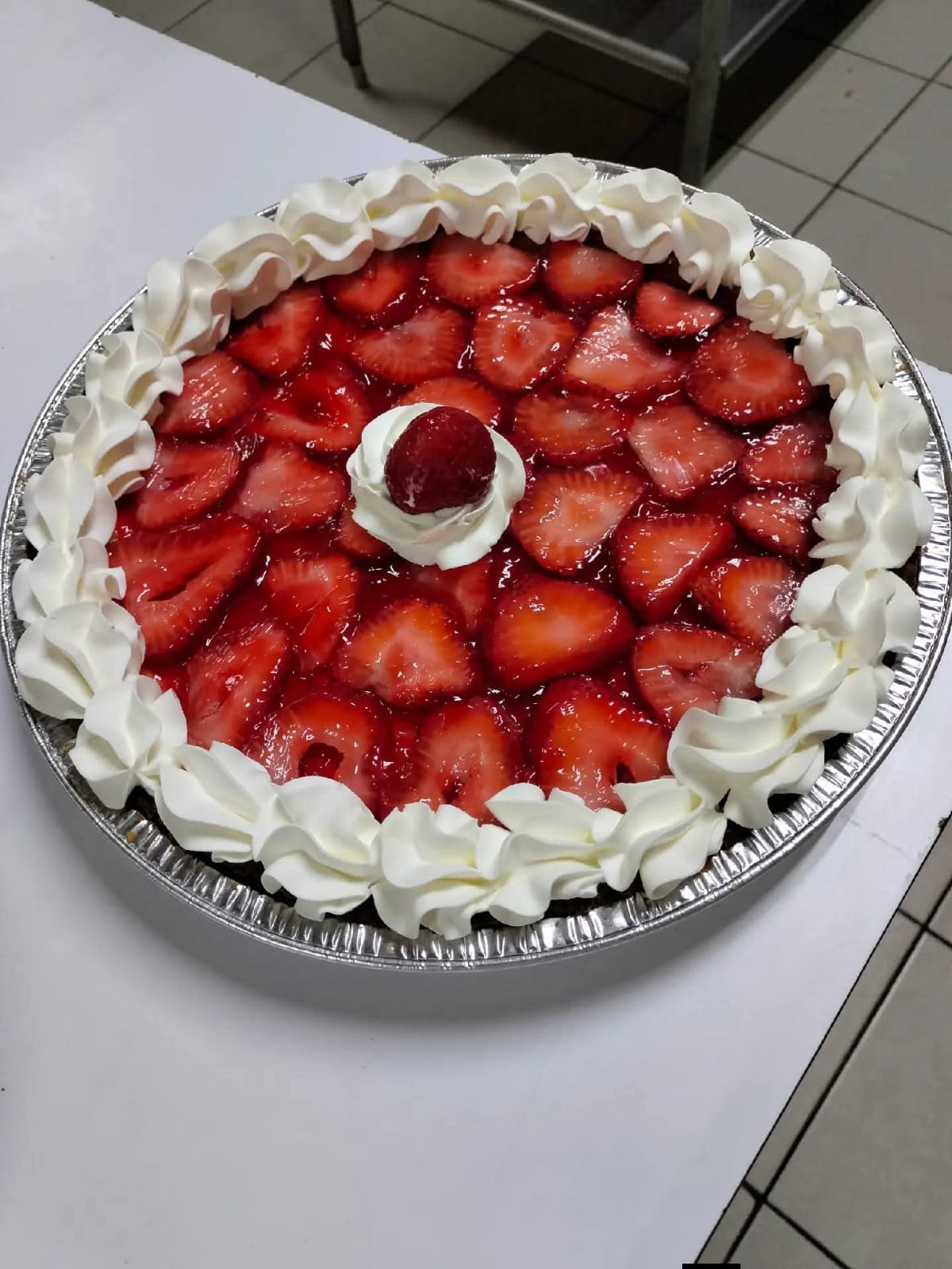 Postre circular decorado con fresas y crema