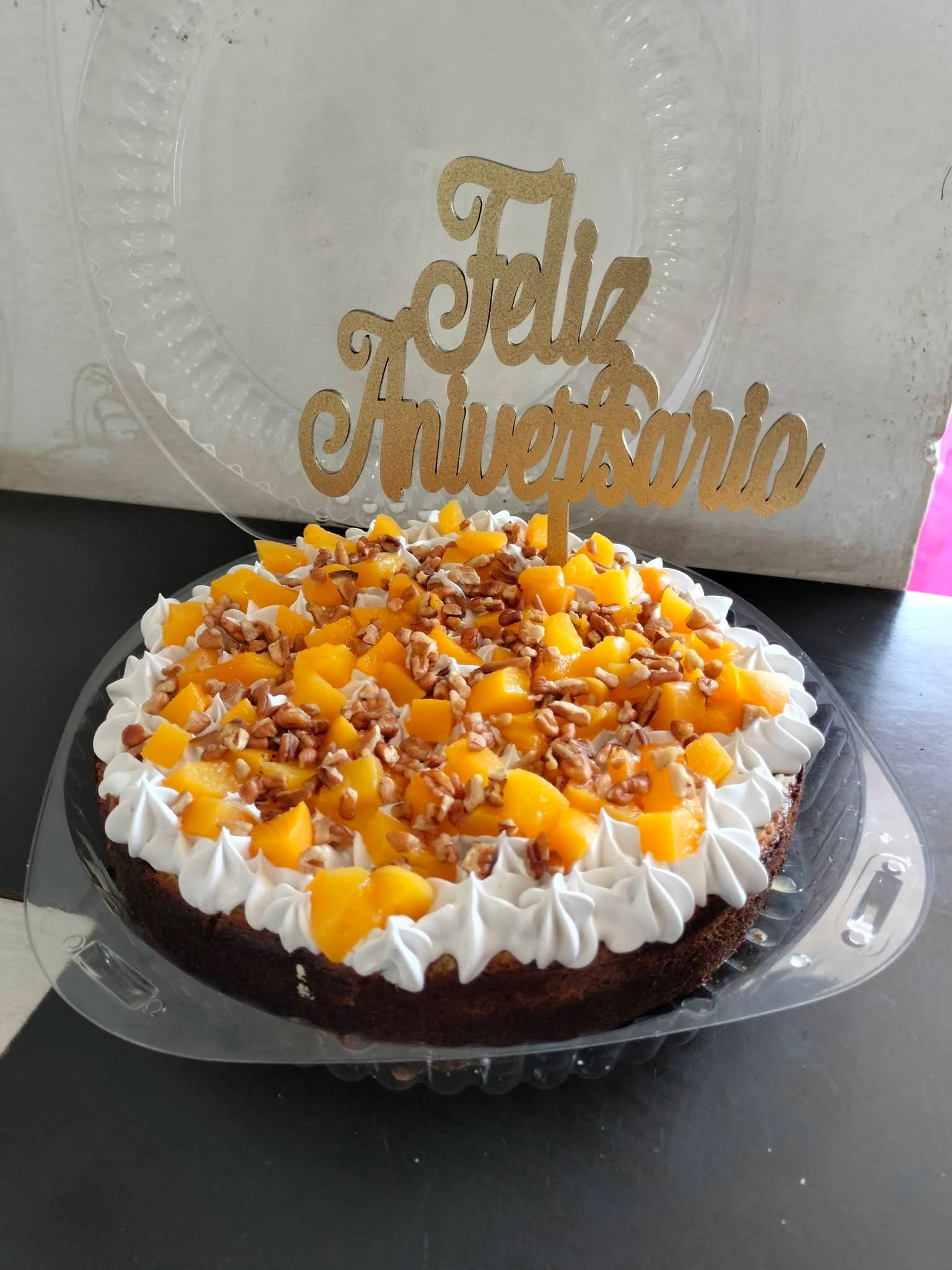 Pastel decorado con crema y fruta