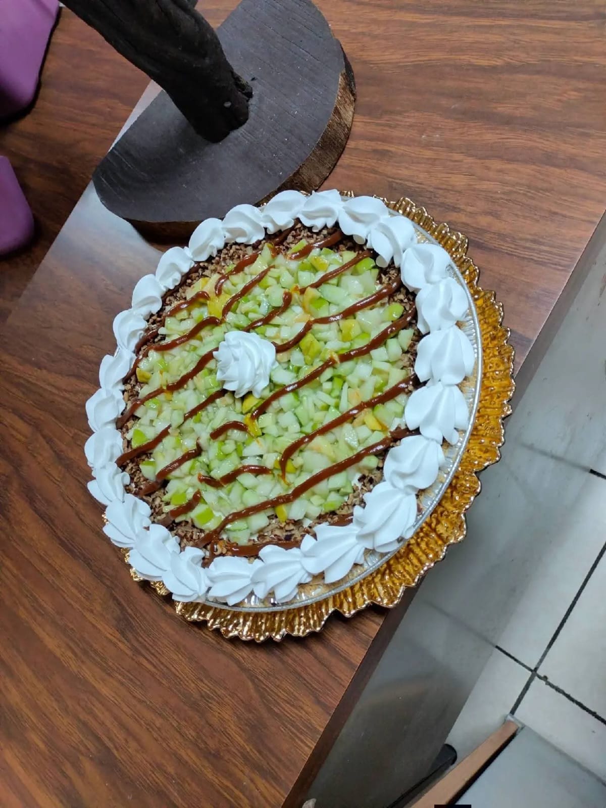 Postre circular decorado con crema y detalles de chocolate