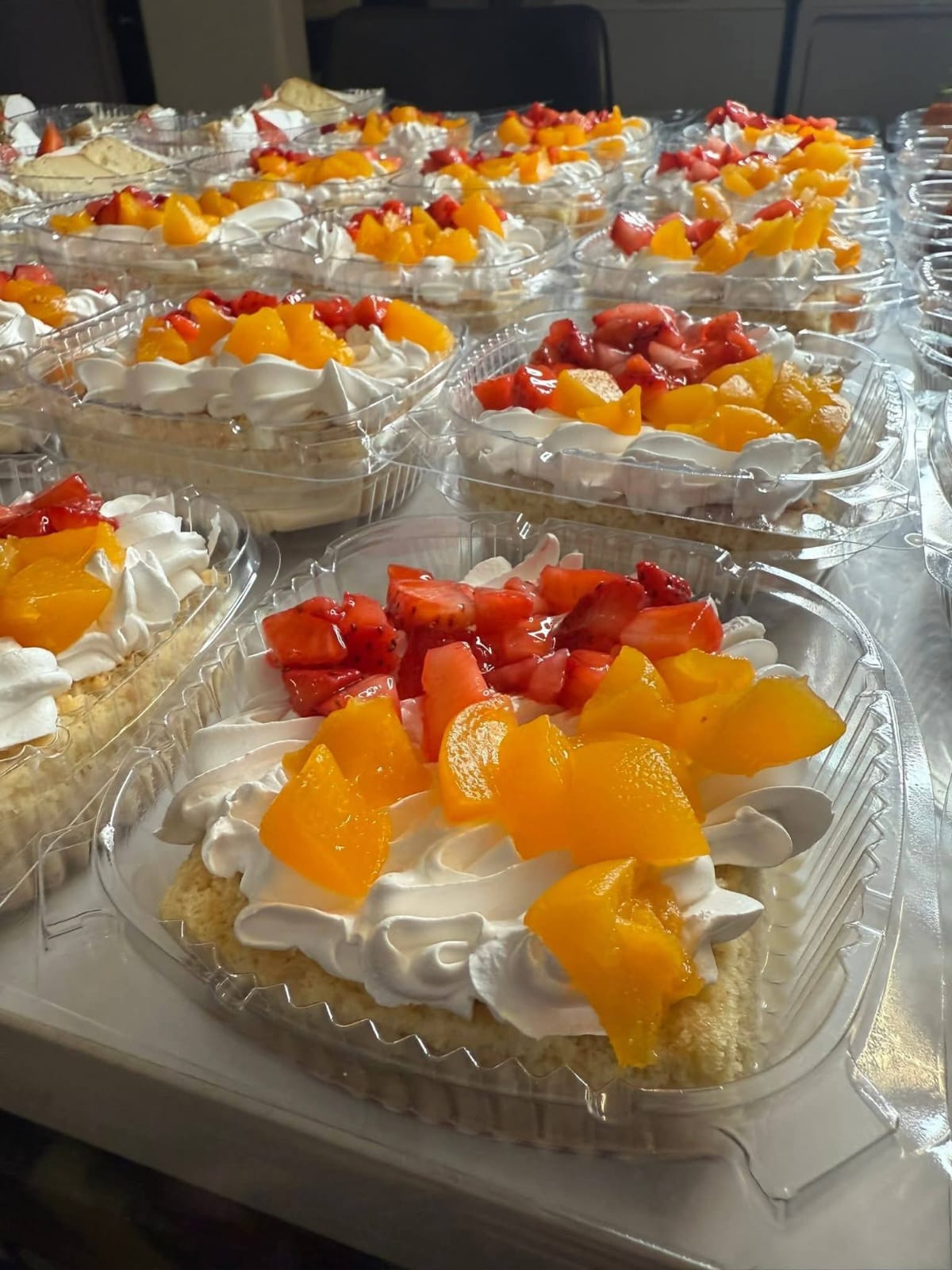 Porciones individuales de postres decoradas con fruta