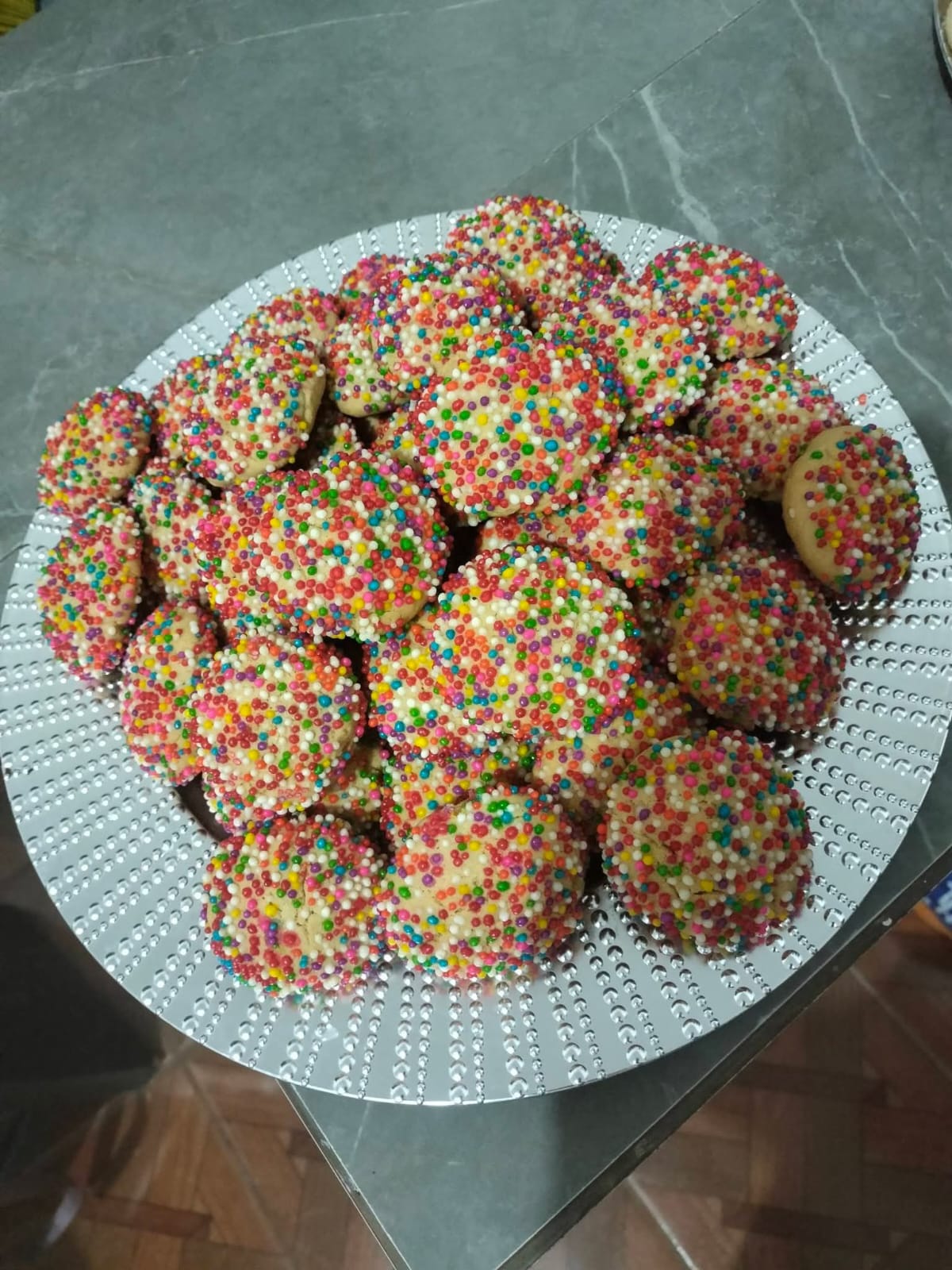 Galletas cubiertas de pequeñas chispas de colores