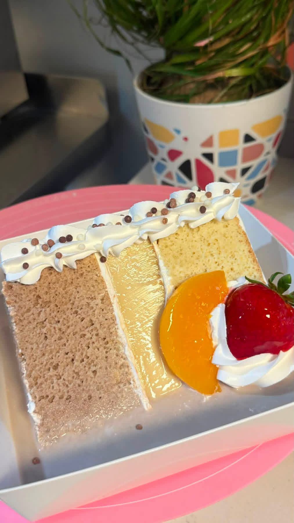 Porción de pastel con crema y fruta