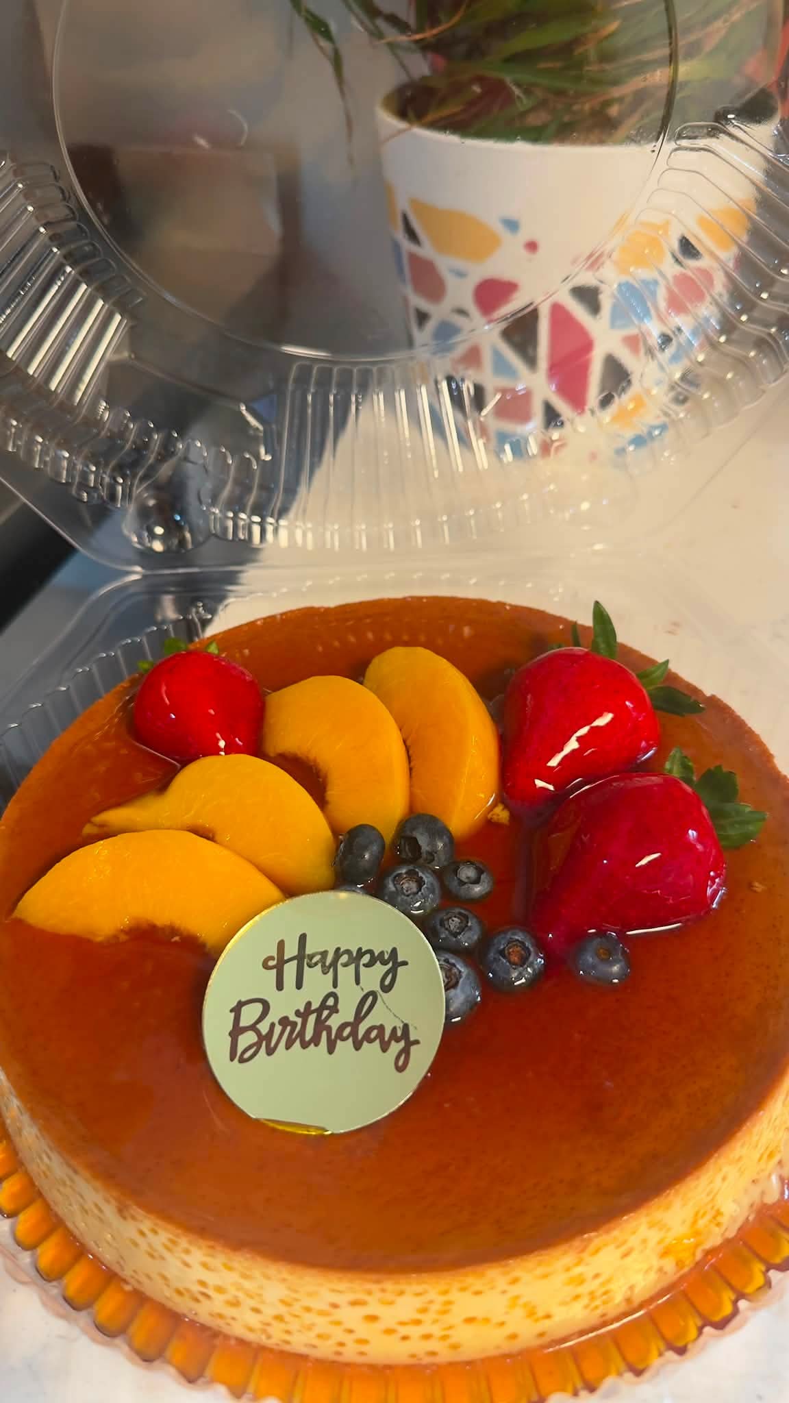 Postre decorado con frutas