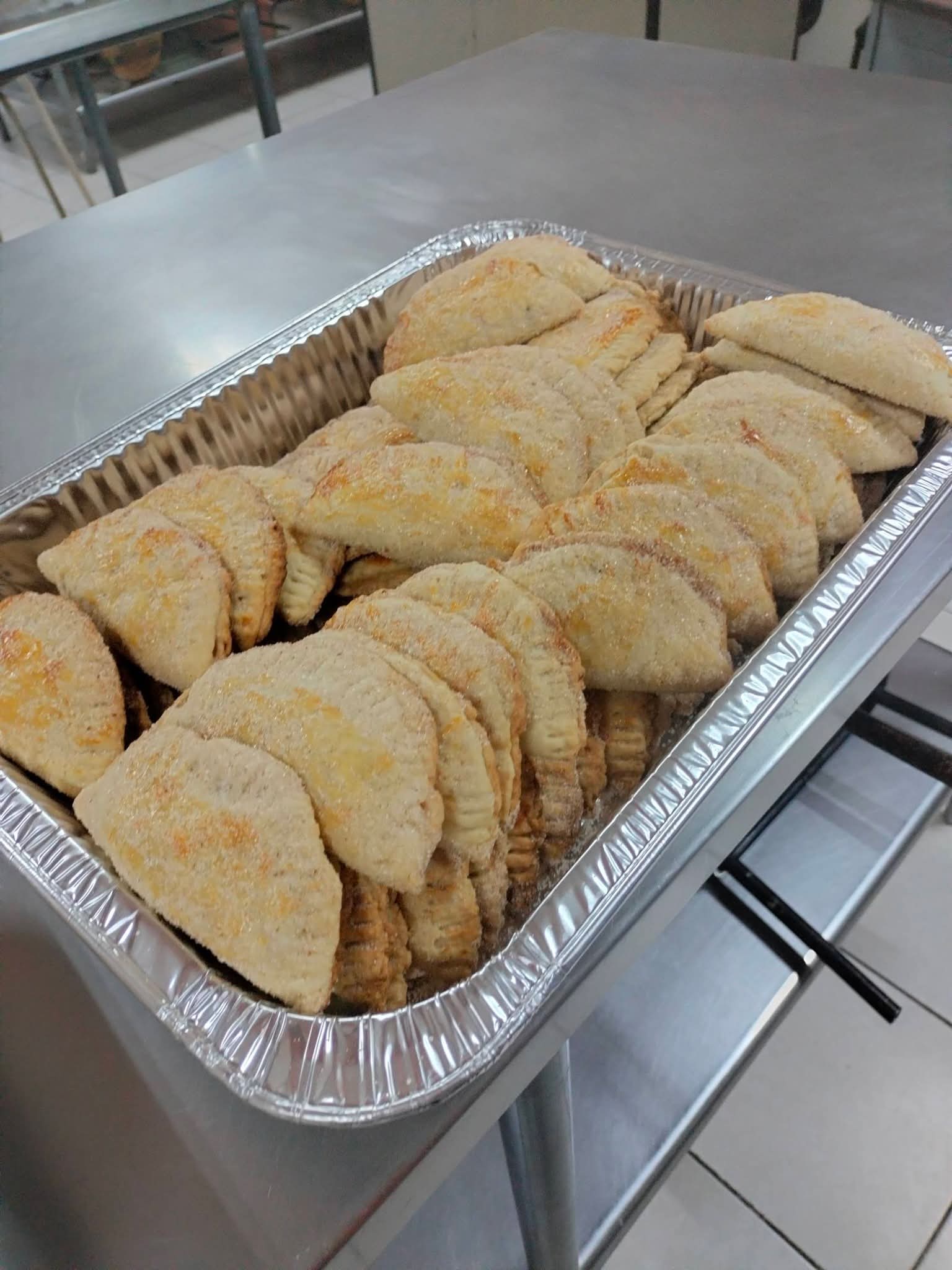 Empanadas espolvoreadas en una bandeja