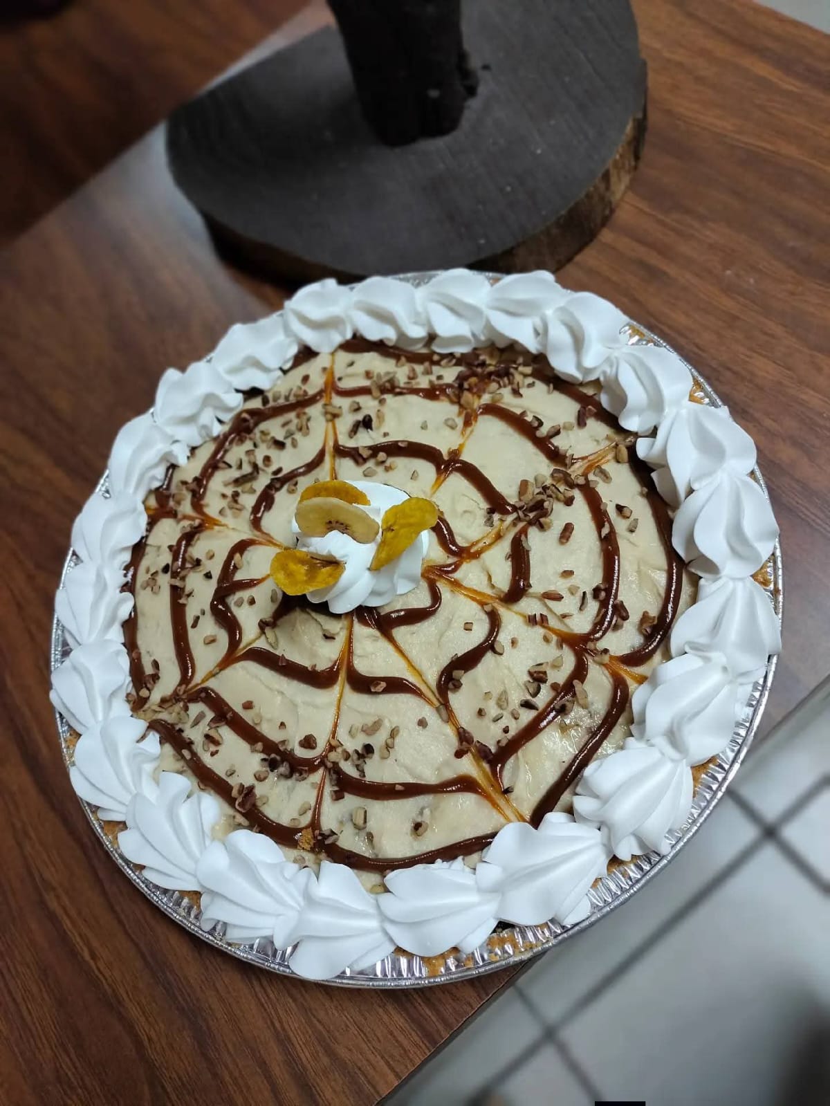 Postre circular decorado con crema y chocolate
